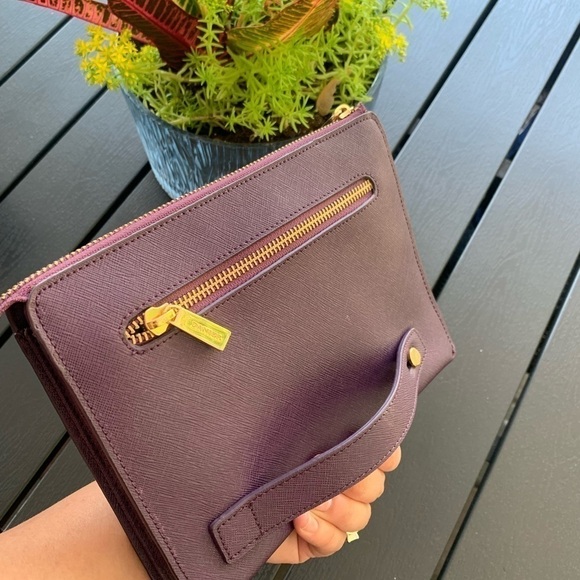 danier leather purple pouchette. Hand strap. Gold zipper. - Picture 11 of 11